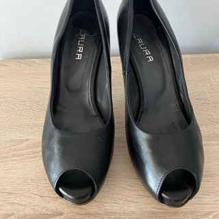 Tacones Peep-Toe Piel Negra Hechos a Mano