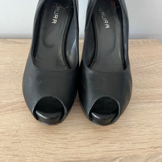 Tacones Peep-Toe Piel Negra Hechos a Mano