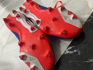 Botas de fútbol Adidas azules y rojas