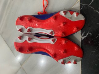 Botas de fútbol Adidas azules y rojas