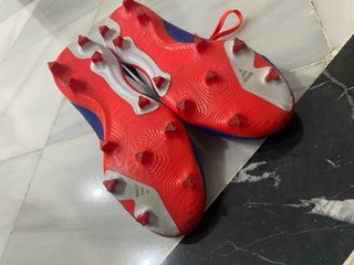 Botas de fútbol Adidas azules y rojas