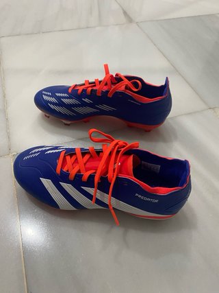 Botas de fútbol Adidas azules y rojas