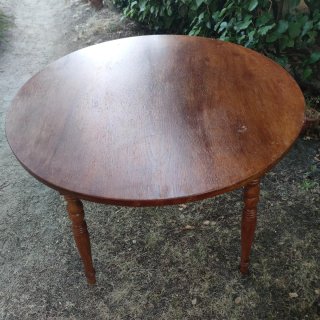 Mesa redonda de madera