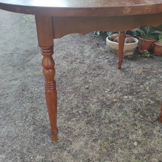 Mesa redonda de madera