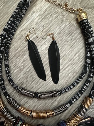 Conjunto Collar y Pendientes Plumas