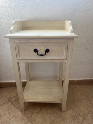 Mesita de noche de madera