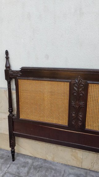 Cabecero de madera y ratán
