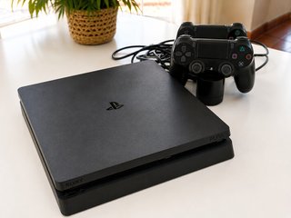 PS4 Slim 500GB + 2 mandos DualShock 4