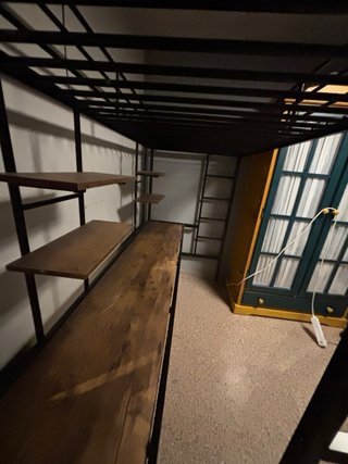 Cama loft negra con escritorio y estantes