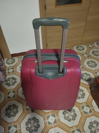 Maleta de viaje rosa y gris