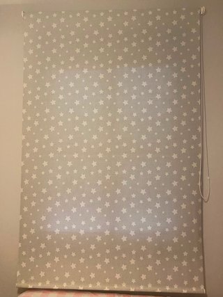 Estor enrollable beige con estrellas blancas