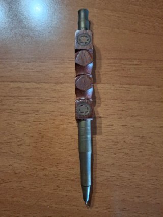 Bolígrafo antiguo de madera y latón
