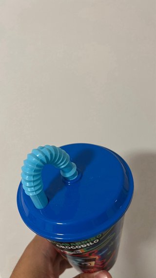 Vaso infantil con pajita