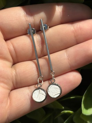 Pendientes largos plata y blanco