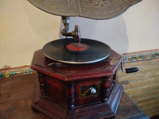 Gramola antigua de madera y metal