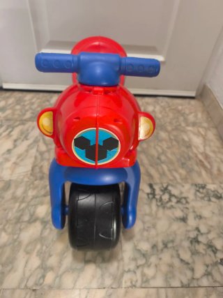 Moto de juguete roja para niños