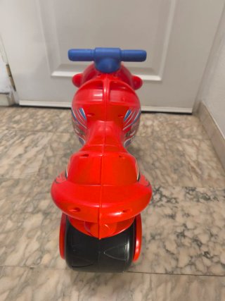 Moto de juguete roja para niños