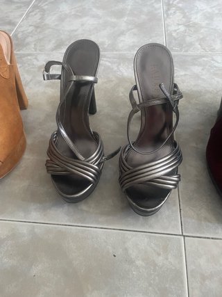 Sandalias de fiesta negras y plateadas