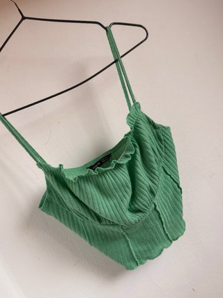 Crop top verde con volantes