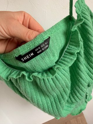 Crop top verde con volantes