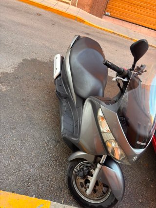 Suzuki Burgman Maxi Scooter Gris