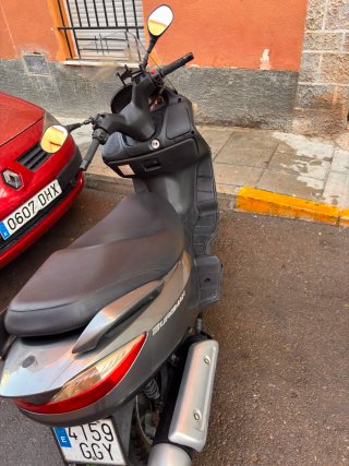 Suzuki Burgman Maxi Scooter Gris