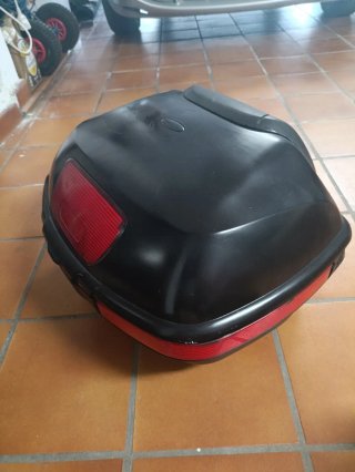 Cajón de moto negro y rojo