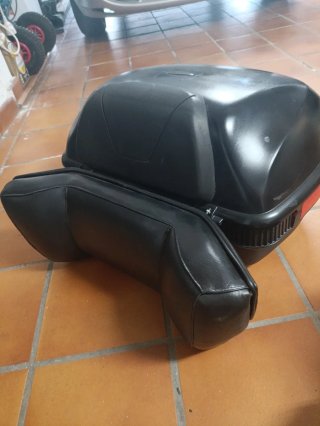 Cajón de moto negro y rojo