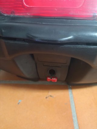 Cajón de moto negro y rojo