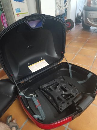 Cajón de moto negro y rojo