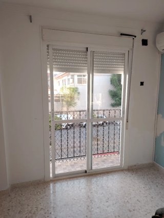 Puerta corredera aluminio con persiana