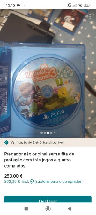 PS4 (PlayStation 4) com 3 jogos e 4 comandos