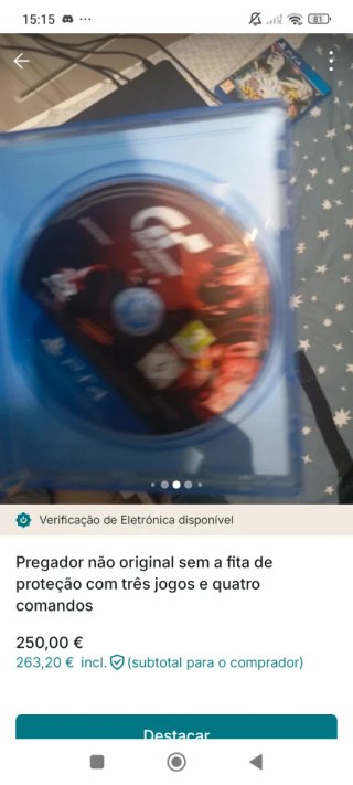 PS4 (PlayStation 4) com 3 jogos e 4 comandos