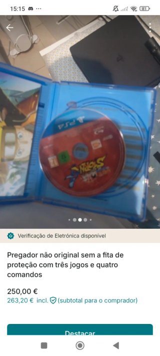 PS4 (PlayStation 4) com 3 jogos e 4 comandos