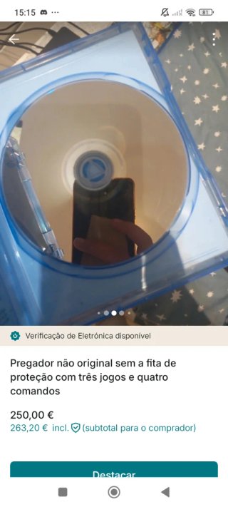 PS4 (PlayStation 4) com 3 jogos e 4 comandos