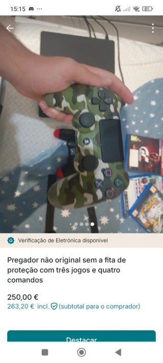 PS4 (PlayStation 4) com 3 jogos e 4 comandos
