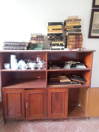 Mueble de madera marrón