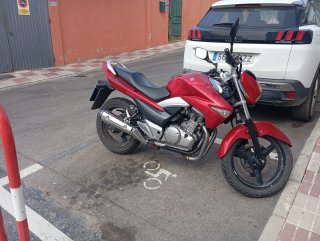 Suzuki Inazuma 250 Negra/Roja