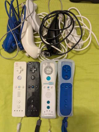 Nintendo Wii U Negra con Juegos y Mandos