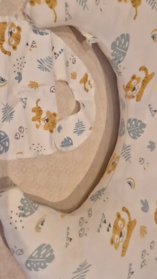 Cojín de lactancia y babero estampado