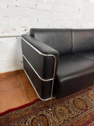 2 Sofá de piel negro con estructura metálica