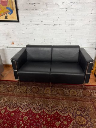 2 Sofá de piel negro con estructura metálica