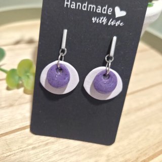 Pendientes artesanales morados y blancos