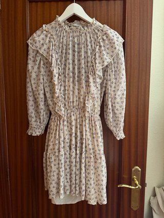 Vestido floral romántico con volantes