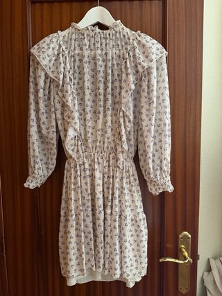 Vestido floral romántico con volantes