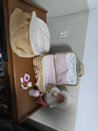 Cesta mimbre con bebé con accesorios