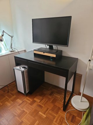 Escritorio Ikea MICKE pequeño negro
