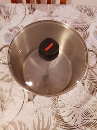 Bandejas metálicas y olla grande