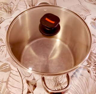 Bandejas metálicas y olla grande