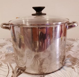 Bandejas metálicas y olla grande